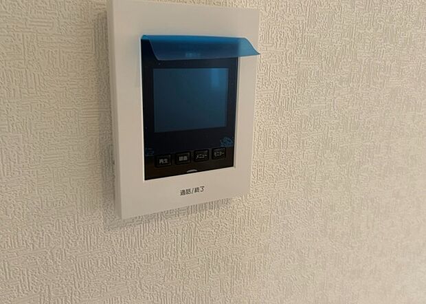 【TVモニター付きインターホン】TVモニター付きインターホンは、来訪者の顔を確認できるだけでなく、音声でやり取りすることもできるため、セキュリティ面で安心できる設備です。モニター画面が大きく見やすいもの、夜間でも来訪者をしっかりと確認できるものなど、機能性を重視したいところです。