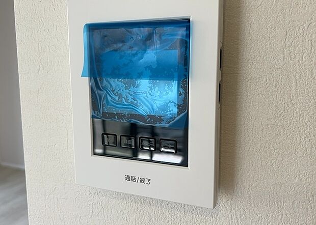 【TVモニター付きインターホン】TVモニター付きインターホンは、来訪者の顔を確認できるだけでなく、音声でやり取りすることもできるため、セキュリティ面で安心できる設備です。モニター画面が大きく見やすいもの、夜間でも来訪者をしっかりと確認できるものなど、機能性を重視したいところです。