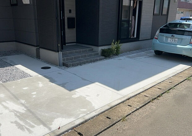 【駐車場】駐車場と明記されていても、最小スペースでつくられた駐車場だと大型車は駐車できなかったり、出入りしにくくなったりする可能性があります。お車のサイズと購入したい物件の駐車場のサイズを現地で確認しましょう。