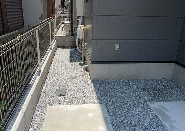 【庭】庭があることでガーデニングや家庭菜園はもちろん、こどもの遊び場やペットを放して遊ぶことができます。また、家の周囲に余裕があるということです。隣地との間があれば、十分な日当たりと、風通しが確保できます。