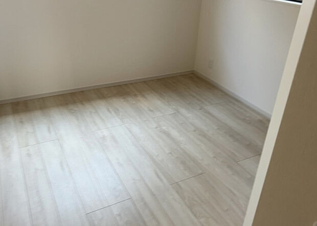 【洋室】洋室のメリットは重い家具が置きやすく、身の回りが整理しやすいことです。 床がフローリングのため畳とは異なり凹みにくいです。 クローゼットなど収納が豊富で、普段使わない旅行カバンや服の整頓も簡単にです。