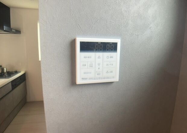 【給湯器リモコン】給湯器リモコンは、お風呂の温度設定やタイマー設定など、お風呂を快適に楽しむために欠かせないものです。液晶画面が大きく見やすいもの、操作ボタンが分かりやすいものなど、使いやすさが重要です。また、エコ機能が付いているものなら、光熱費の節約にもつながります。