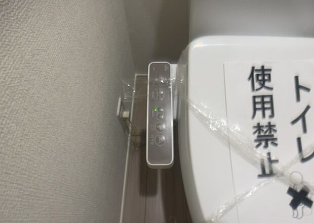 【ウォシュレット(リモコン)】ウォシュレットは、衛生面だけでなく、快適性も向上させる便利な設備です。洗浄機能の種類や水温調節機能など、様々な機能が付いたものが多くあります。リモコンも、操作が簡単で、使いやすいものを選びましょう。