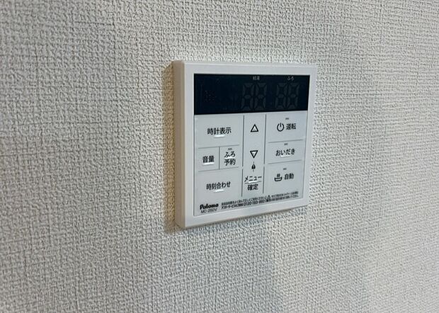 【給湯器リモコン】給湯器リモコンは、お風呂の温度設定やタイマー設定など、お風呂を快適に楽しむために欠かせないものです。液晶画面が大きく見やすいもの、操作ボタンが分かりやすいものなど、使いやすさが重要です。また、エコ機能が付いているものなら、光熱費の節約にもつながります。