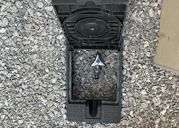 【外水栓】外水栓は、庭の水やりや洗車など、様々な用途に使える便利な設備です。ホースがしっかりと接続できるもの、水圧が安定しているものなど、使い勝手の良いものを選びましょう。また、凍結防止機能が付いているものなら、冬場でも安心して使用できます。