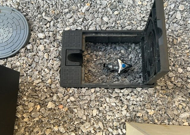 【その他設備】敷地内には、散水栓や立水栓があります。水道水を直接利用できるため、水を運ぶ手間を省くことが出来ます。大量の水を必要とする洗車作業や清掃などに役立ちます。その他設備とあわせて、現地でご確認ください。
