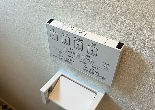 【ウォシュレット(リモコン)】ウォシュレットは、衛生面だけでなく、快適性も向上させる便利な設備です。洗浄機能の種類や水温調節機能など、様々な機能が付いたものが多くあります。リモコンも、操作が簡単で、使いやすいものを選びましょう。