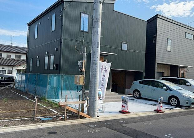 【前面道路含む現地写真_2】お持ちの車種によっては前面道路が広い方が便利でしょう。しかし、前面道路が広ければその分交通量が多くなるため、騒音などが気になる場合があります。実際に現地を見学し、周辺交通量や騒音などを確認しましょう!