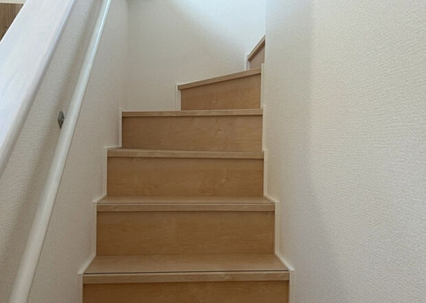 【内装】建物の上下階の通路である階段は、その位置によって動線や室内の印象が大きく左右されます。手摺にも重要な役割があり、転倒の防止・歩行や動作を円滑にして日常生活を支えることを主な目的として設置されています。