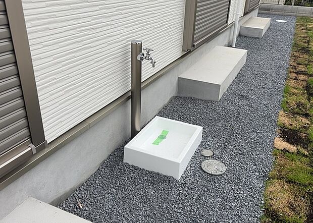 【外水栓】外水栓は、庭の水やりや洗車など、様々な用途に使える便利な設備です。ホースがしっかりと接続できるもの、水圧が安定しているものなど、使い勝手の良いものを選びましょう。また、凍結防止機能が付いているものなら、冬場でも安心して使用できます。