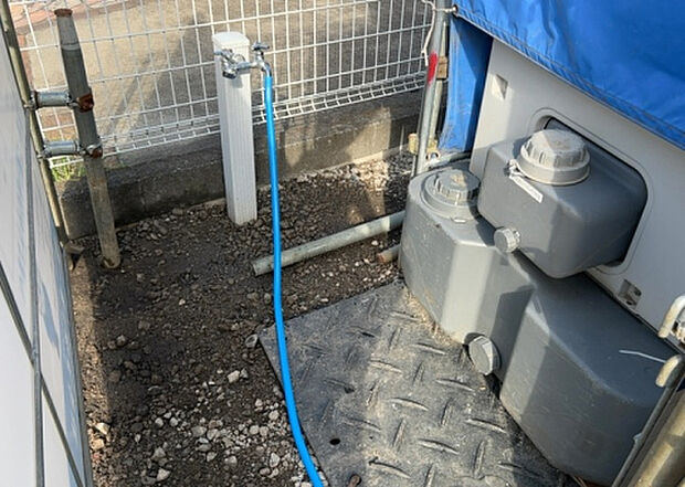 【その他設備】敷地内には、散水栓や立水栓があります。水道水を直接利用できるため、水を運ぶ手間を省くことが出来ます。大量の水を必要とする洗車作業や清掃などに役立ちます。その他設備とあわせて、現地でご確認ください。