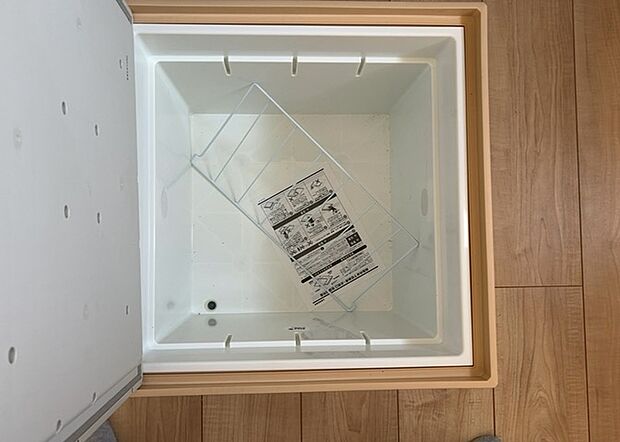 【キッチン床下収納】キッチン床下収納は、調理器具や食器などをスッキリと収納できる便利なスペースです。収納量が多いもの、引き出しがスムーズに開閉するものなど、使い勝手の良いものを選ぶことが大切です。また、湿気がこもりやすい場所なので、通気性の良いものを選ぶこともおすすめです。