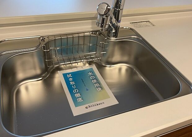 【キッチン水栓】キッチン水栓は、毎日必ず使うものだからこそ、使いやすさが重要です。シャワーヘッドの切り替えがスムーズか、吐水量が調節できるか、水しぶきが飛び散りにくい構造か、浄水機能が付いているかなど、日々の家事を快適にするための機能が数多くあります。また、デザインも多種多様なので、キッチン全体の雰囲気に合わせたものを選ぶことができます。
