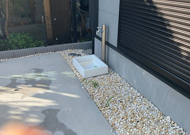 【その他設備】敷地内には、散水栓や立水栓があります。水道水を直接利用できるため、水を運ぶ手間を省くことが出来ます。大量の水を必要とする洗車作業や清掃などに役立ちます。その他設備とあわせて、現地でご確認ください。