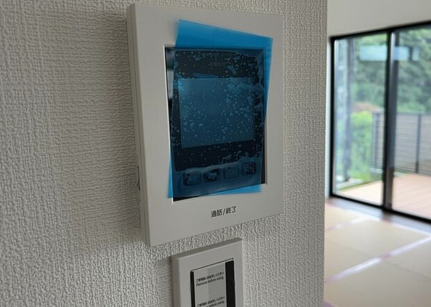 【TVモニター付きインターホン】TVモニター付きインターホンは、来訪者の顔を確認できるだけでなく、音声でやり取りすることもできるため、セキュリティ面で安心できる設備です。モニター画面が大きく見やすいもの、夜間でも来訪者をしっかりと確認できるものなど、機能性を重視したいところです。