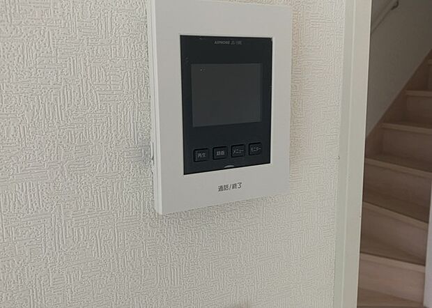【TVモニター付きインターホン】TVモニター付きインターホンは、来訪者の顔を確認できるだけでなく、音声でやり取りすることもできるため、セキュリティ面で安心できる設備です。モニター画面が大きく見やすいもの、夜間でも来訪者をしっかりと確認できるものなど、機能性を重視したいところです。