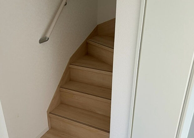 【内装】建物の上下階の通路である階段は、その位置によって動線や室内の印象が大きく左右されます。手摺にも重要な役割があり、転倒の防止・歩行や動作を円滑にして日常生活を支えることを主な目的として設置されています。