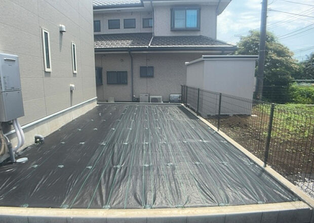 【庭】庭があることでガーデニングや家庭菜園はもちろん、こどもの遊び場やペットを放して遊ぶことができます。また、家の周囲に余裕があるということです。隣地との間があれば、十分な日当たりと、風通しが確保できます。