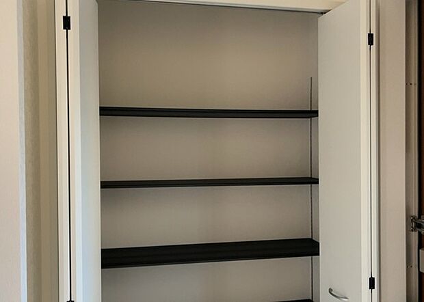 【玄関収納】玄関収納は、靴や傘、コートなどをスッキリと収納できるだけでなく、来客時に見せる顔となるため、家の顔とも言えます。収納量だけでなく、デザイン性も重視したいところです。ミラー付きの収納であれば、外出前の身だしなみチェックにも便利です。