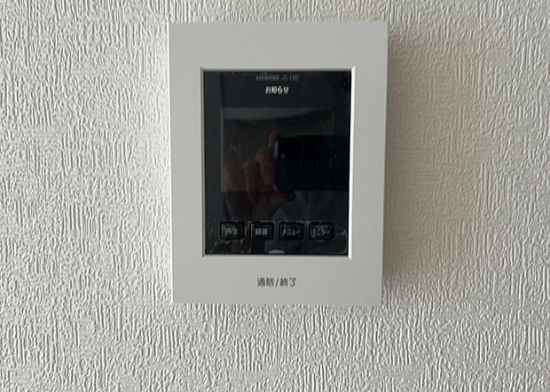 【TVモニター付きインターホン】TVモニター付きインターホンは、来訪者の顔を確認できるだけでなく、音声でやり取りすることもできるため、セキュリティ面で安心できる設備です。モニター画面が大きく見やすいもの、夜間でも来訪者をしっかりと確認できるものなど、機能性を重視したいところです。