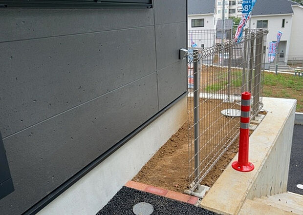 【庭】庭があることでガーデニングや家庭菜園はもちろん、こどもの遊び場やペットを放して遊ぶことができます。また、家の周囲に余裕があるということです。隣地との間があれば、十分な日当たりと、風通しが確保できます。
