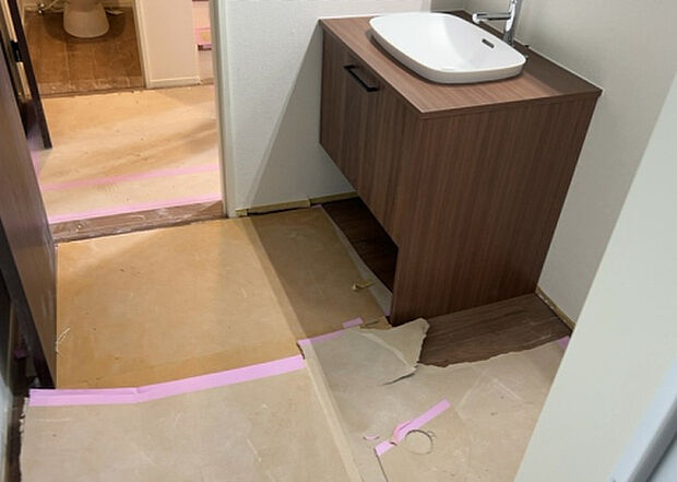 【脱衣場】多くの戸建て住宅で見かける洗面脱衣所は、洗面台と洗濯機が2畳ほどのスペースに並べられていて、洗面所が脱衣所を兼ね備えている間取りが一般的です。お客様が利用することもある、パブリックな空間でもあります。