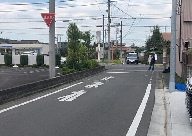【前面道路含む現地写真_2】お持ちの車種によっては前面道路が広い方が便利でしょう。しかし、前面道路が広ければその分交通量が多くなるため、騒音などが気になる場合があります。実際に現地を見学し、周辺交通量や騒音などを確認しましょう!