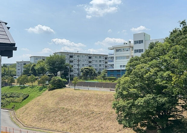 【物件からの展望】眺望を気にして物件を探す場合、前面に建物が建っていないか現地で確認しましょう!前面に建物があると景色はもちろん、日当たりや風通しにも影響が出てきます。住んだ時のことを想像しながら現地見学をしましょう。