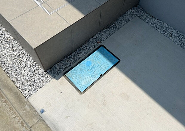 【その他設備】敷地内には、散水栓や立水栓があります。水道水を直接利用できるため、水を運ぶ手間を省くことが出来ます。大量の水を必要とする洗車作業や清掃などに役立ちます。その他設備とあわせて、現地でご確認ください。