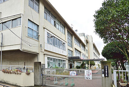 第一小学校 698m(徒歩9分)