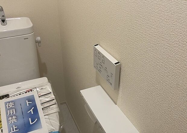 【ウォシュレット(リモコン)】ウォシュレットは、衛生面だけでなく、快適性も向上させる便利な設備です。洗浄機能の種類や水温調節機能など、様々な機能が付いたものが多くあります。リモコンも、操作が簡単で、使いやすいものを選びましょう。