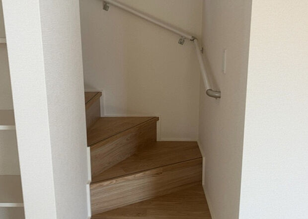 【内装】建物の上下階の通路である階段は、その位置によって動線や室内の印象が大きく左右されます。手摺にも重要な役割があり、転倒の防止・歩行や動作を円滑にして日常生活を支えることを主な目的として設置されています。