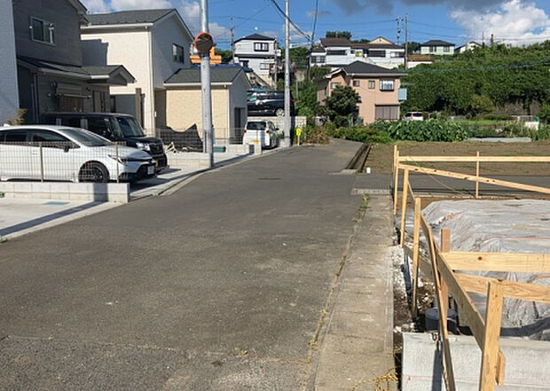 【前面道路含む現地写真_2】前面道路の幅員や歩道の有無、近隣の建物との距離感などは、実際の生活の利便性や安全性に大きく影響します。複数のアングルから前面道路の状況を確認することで、より具体的に生活イメージを描けます。