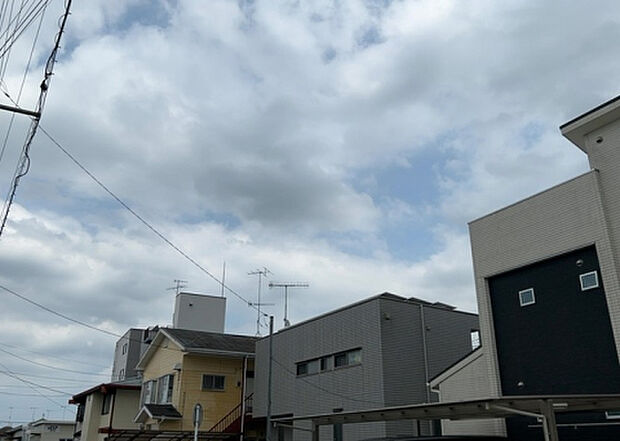 【物件からの展望_2】眺望を気にして物件を探す場合、前面に建物が建っていないか現地で確認しましょう!前面に建物があると景色はもちろん、日当たりや風通しにも影響が出てきます。住んだ時のことを想像しながら現地見学をしましょう。