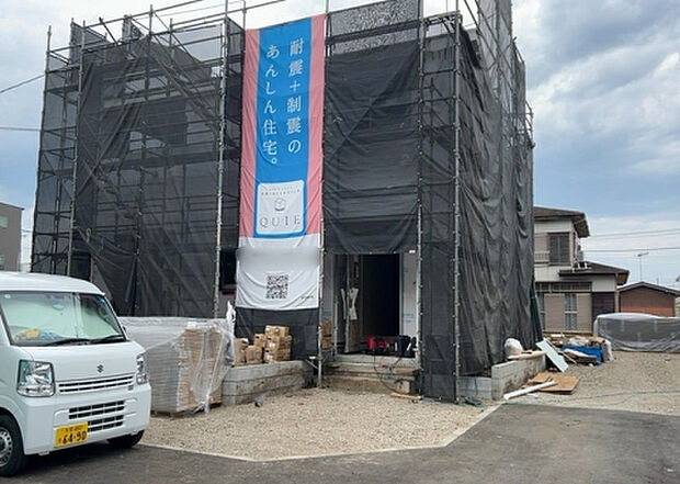 【外観_3】現地に行くなら、物件の周囲の地形がどうなっているかを見ることも大切です。周辺より低くなっている土地では、大雨などで水が集まりやすいため、地盤が弱くなっているということも考えられるため、注意が必要です。