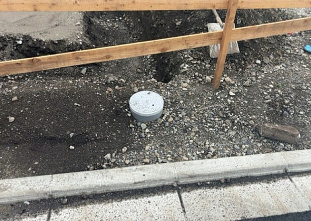 【その他設備】敷地内には、散水栓や立水栓があります。水道水を直接利用できるため、水を運ぶ手間を省くことが出来ます。大量の水を必要とする洗車作業や清掃などに役立ちます。その他設備とあわせて、現地でご確認ください。