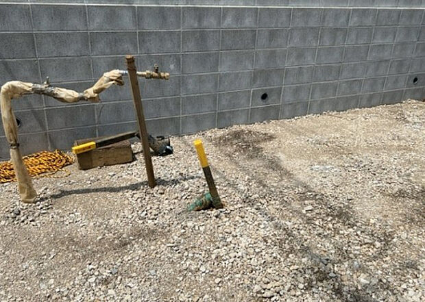 【その他設備】敷地内には、散水栓や立水栓があります。水道水を直接利用できるため、水を運ぶ手間を省くことが出来ます。大量の水を必要とする洗車作業や清掃などに役立ちます。その他設備とあわせて、現地でご確認ください。