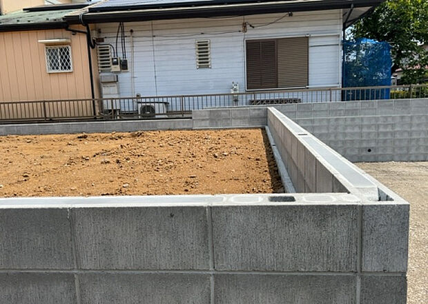 【庭_2】庭のある家に住むことのメリットとして、子どもたちの遊び場を確保できること、ガーデニングや家庭菜園を楽しめること、明るさを確保できることがあります。また、配置を工夫することでプライバシーが確保できます。