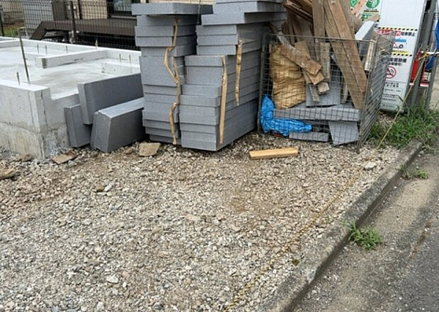 【庭_2】庭のある家に住むことのメリットとして、子どもたちの遊び場を確保できること、ガーデニングや家庭菜園を楽しめること、明るさを確保できることがあります。また、配置を工夫することでプライバシーが確保できます。