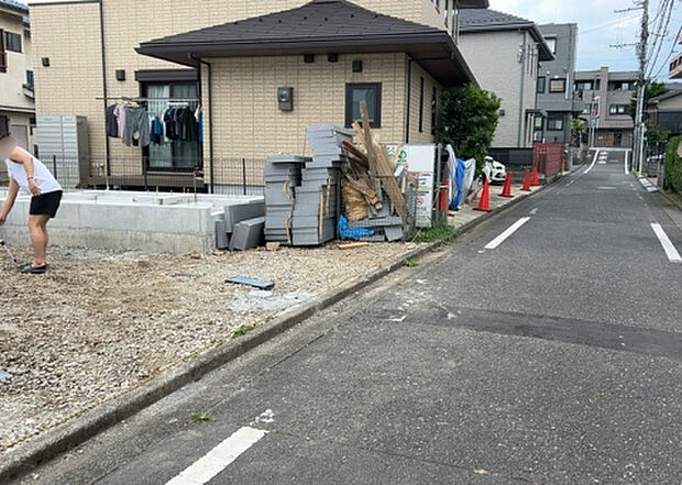 【前面道路含む現地写真_2】前面道路の幅員や歩道の有無、近隣の建物との距離感などは、実際の生活の利便性や安全性に大きく影響します。複数のアングルから前面道路の状況を確認することで、より具体的に生活イメージを描けます。
