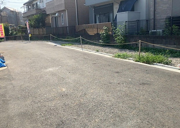 【前面道路含む現地写真_2】前面道路の幅員や歩道の有無、近隣の建物との距離感などは、実際の生活の利便性や安全性に大きく影響します。複数のアングルから前面道路の状況を確認することで、より具体的に生活イメージを描けます。