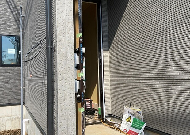 【玄関】玄関は家の顔でもあり、家族以外の目にも止まる場所です。玄関は外との間を仕切る扉、靴などをしまっておく収納スペース、靴脱ぎのたたきスペース、来客とのやり取りをするドアホンなど複数のアイテムからなります。