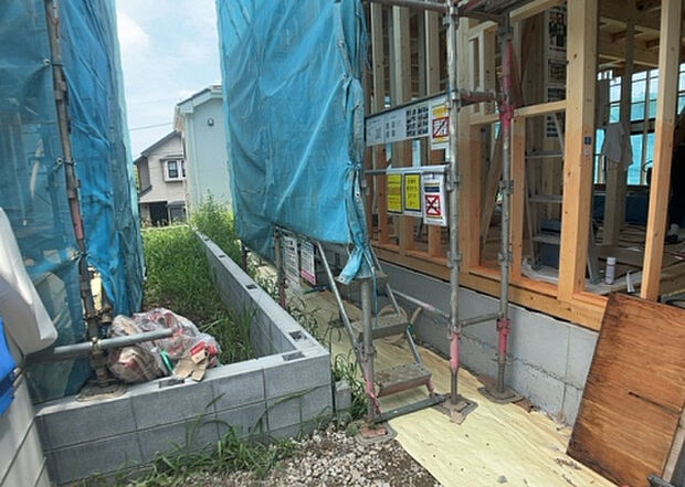 【庭_2】庭のある家に住むことのメリットとして、子どもたちの遊び場を確保できること、ガーデニングや家庭菜園を楽しめること、明るさを確保できることがあります。また、配置を工夫することでプライバシーが確保できます。