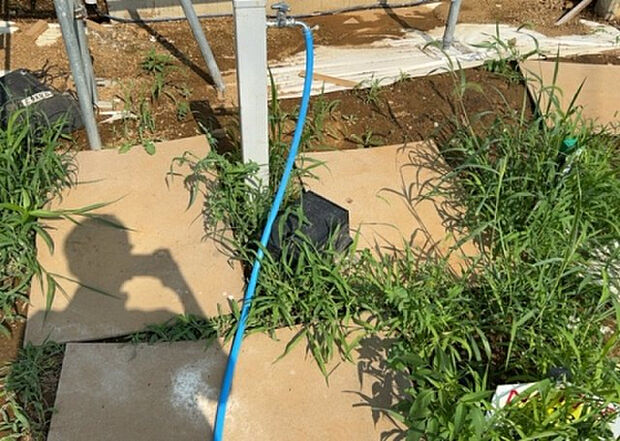 【その他設備】敷地内には、散水栓や立水栓があります。水道水を直接利用できるため、水を運ぶ手間を省くことが出来ます。大量の水を必要とする洗車作業や清掃などに役立ちます。その他設備とあわせて、現地でご確認ください。