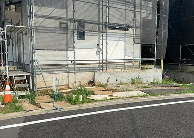 【駐車場_2】駐車場と明記されていても、最小スペースでつくられた駐車場だと大型車は駐車できなかったり、出入りしにくくなったりする可能性があります。お車のサイズと購入したい物件の駐車場のサイズを現地で確認しましょう。