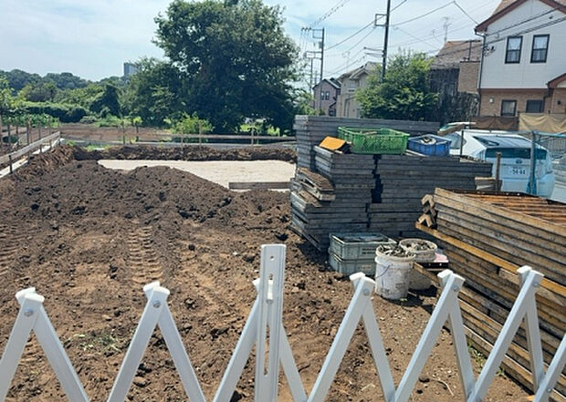 【庭_2】庭のある家に住むことのメリットとして、子どもたちの遊び場を確保できること、ガーデニングや家庭菜園を楽しめること、明るさを確保できることがあります。また、配置を工夫することでプライバシーが確保できます。