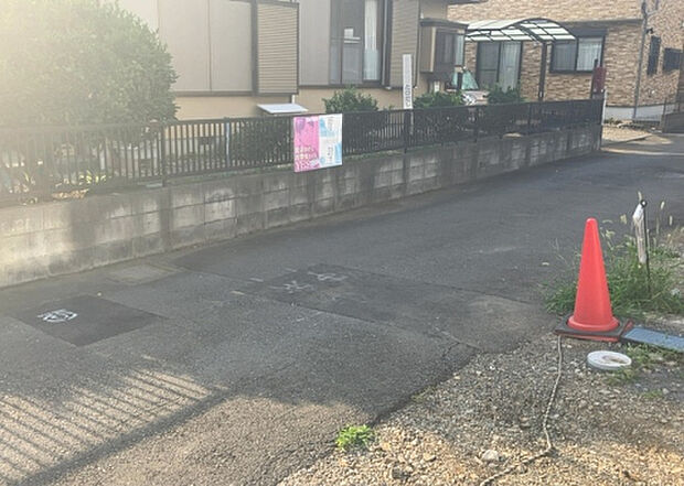 【前面道路含む現地写真_2】前面道路の幅員や歩道の有無、近隣の建物との距離感などは、実際の生活の利便性や安全性に大きく影響します。複数のアングルから前面道路の状況を確認することで、より具体的に生活イメージを描けます。