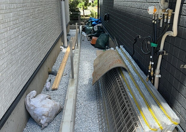 【庭】庭があることでガーデニングや家庭菜園はもちろん、こどもの遊び場やペットを放して遊ぶことができます。また、家の周囲に余裕があるということです。隣地との間があれば、十分な日当たりと、風通しが確保できます。
