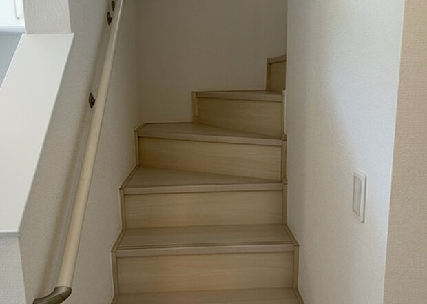 【内装】建物の上下階の通路である階段は、その位置によって動線や室内の印象が大きく左右されます。手摺にも重要な役割があり、転倒の防止・歩行や動作を円滑にして日常生活を支えることを主な目的として設置されています。