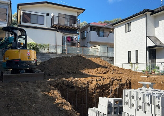 【玄関_2】玄関は、狭すぎると複数人で使いにくく、広すぎても無駄な空間になりがちです。最低2畳を目安にして、家の広さとの兼ね合いや家族の人数を考慮して決めるとよいでしょう。現地を見学して快適な玄関を選びましょう!